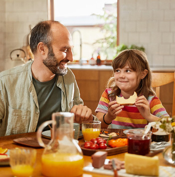 Pappa och flicka äter frukost  | Pågen