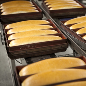 Färskt bröd i form ur ugnen | Pågen