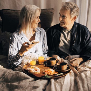 Par äter levain bröd till frukost i sängen | Pågen