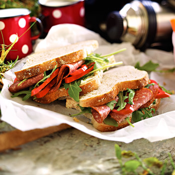 Lantbrödsmacka med skicka och ruccola salladsblad | Pågen