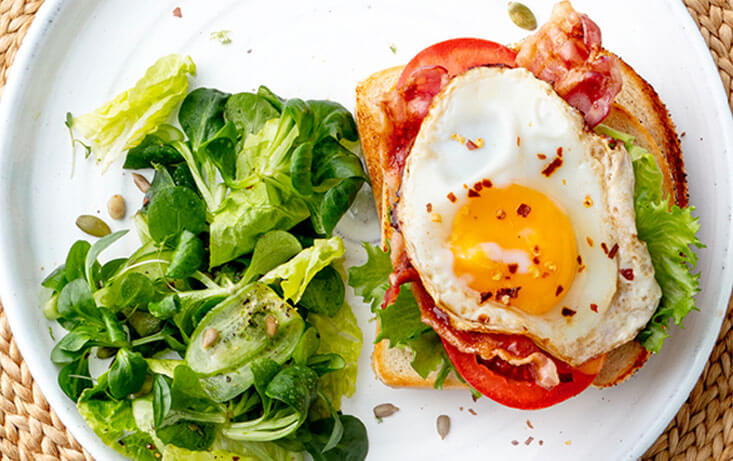 Äggmacka med bacon och tomat | Pågen