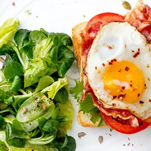 Äggmacka med bacon och tomat | Pågen