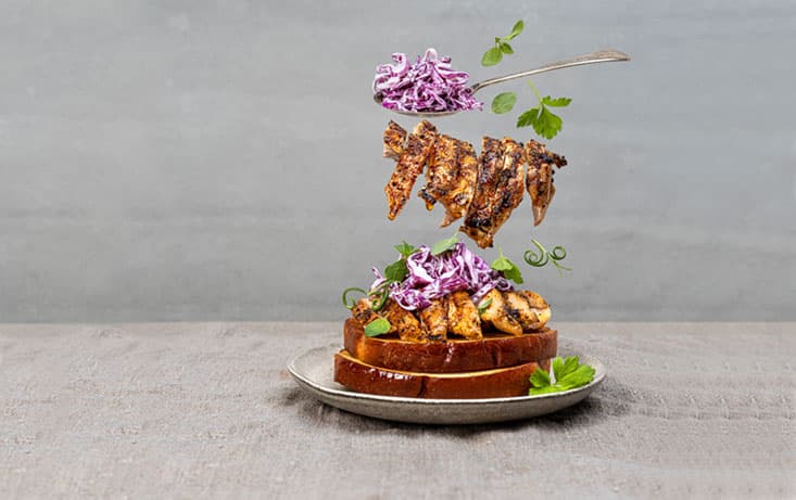 Grillat kycklinglår med lila coleslaw Recept | Pågen