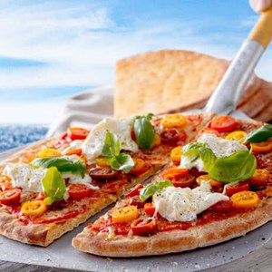 Hönöpizza med färska tomater och krämig burrata Recept | Pågen