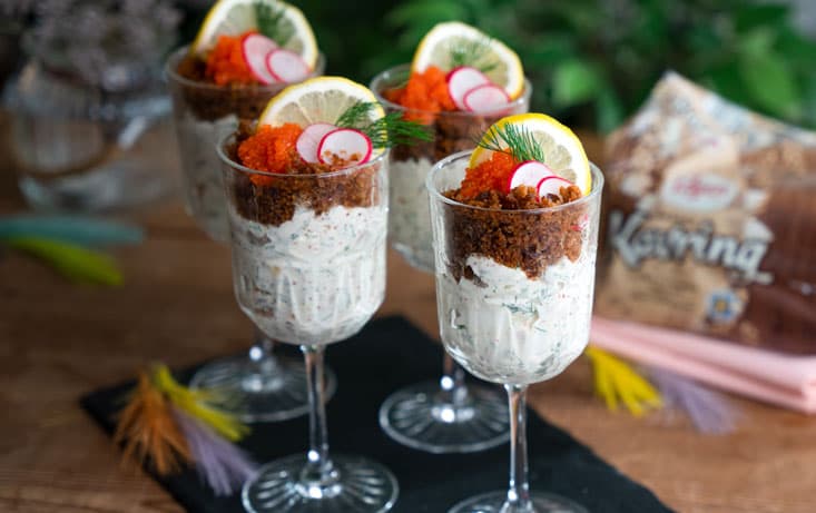 Matjesilltårta toppad med smörstekt brödsmul på kavring | Pågen