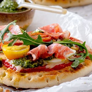 Pizzamacka med pesto salami och mozzarella Recept | Pågen