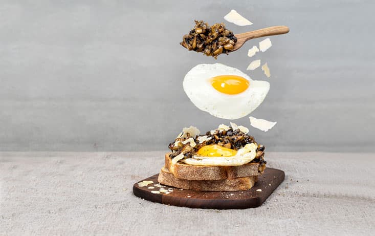 Stekt ägg med svamp och lökröra och parmesan Recept | Pågen