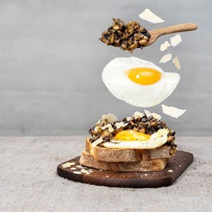Stekt ägg med svamp och lökröra och parmesan Recept | Pågen