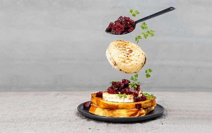 Ugnsgratinerad chèvre och rödbetsröra Recept | Pågen