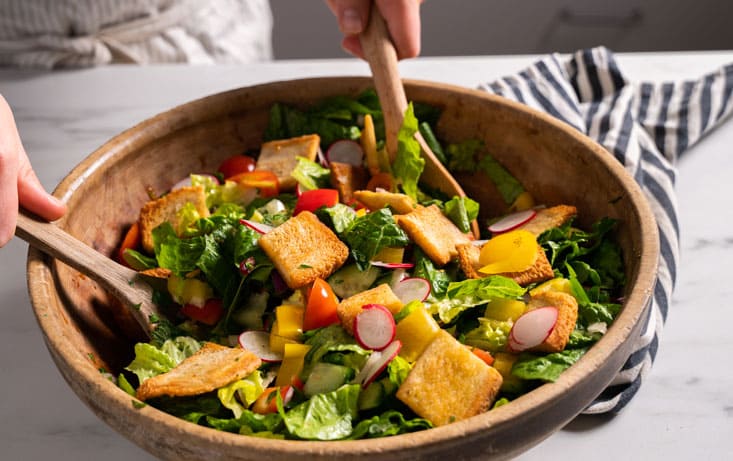 Fattoush inspirerad brödsallad med krispig JätteFranska - Recept | Pågen