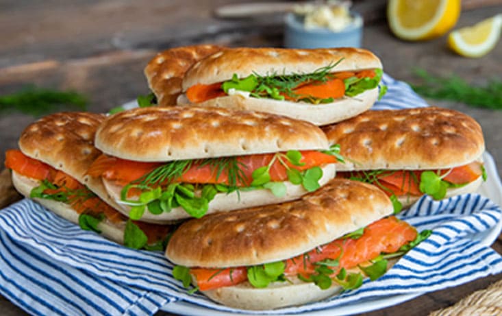 Jollekaka med kallrökt lax och färskostkräm - Recept | Pågen