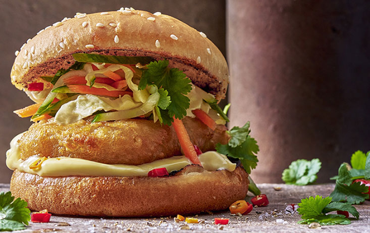 Friterad torskburgare med vietnamesisk kålsallad - Recept | Pågen