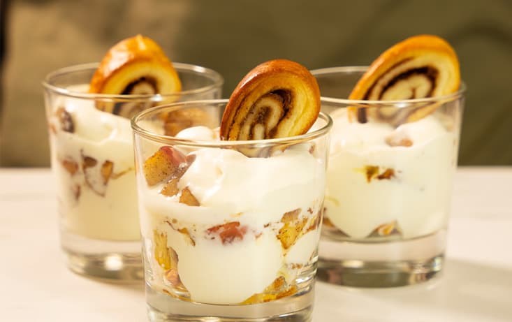 Äppelkaka– smörstekta äpplen vaniljgrädde och Gifflar smul | Pågen