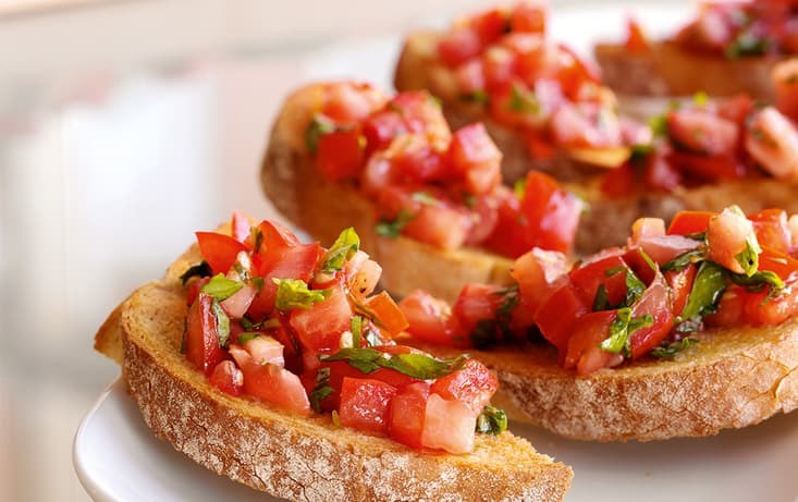 Bruschetta med tomatröra, vitlöksgratinerat bröd - Recept | Pågen