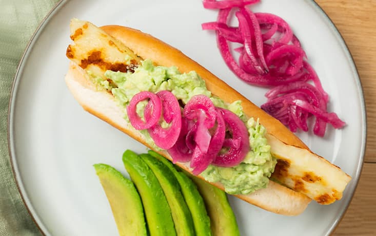 Grillad Halloumi med Pickad Rödlök i Korvbröd - Recept | Pågen