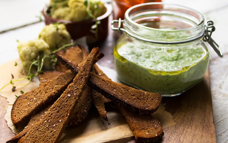 LingonGrova bröd och grönsaksstavar med ärtdipp | Pågen