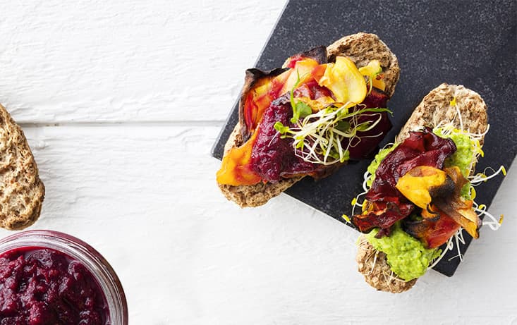 Skorpor med Rödbetsröra, Persilja & Ärtpesto - Recept | Pågen