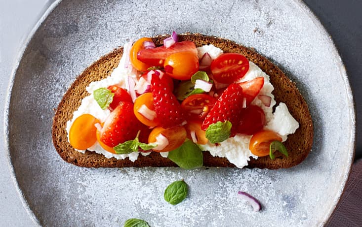 Smakstart med ricotta och tomat sallad med jordgubbar - Recept | Pågen