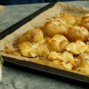 Smashed potatoes med brödsmul & timjan - Recept | Pågen