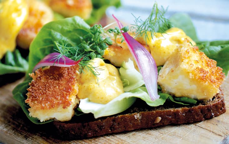 Smörrebröd med halloumi, curryröra & picklad rödlök - Recept | Pågen