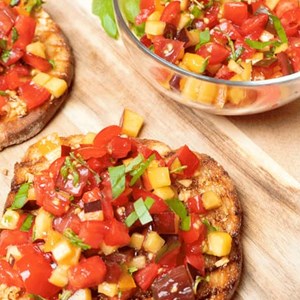 Sommarfräsch bruschetta med Tomat, Vitlök & Nektarin - Recept | Pågen