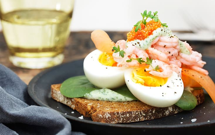 Surdegsgoda ägg och räkfestmacka