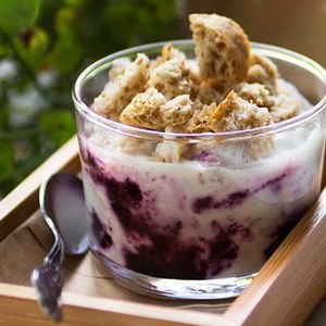 Turkisk yoghurt med blåbärssylt & skorpor - Recept | Pågen